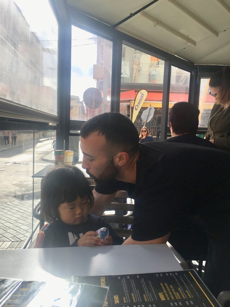 ▲カフェの店員さんからもらったお菓子に夢中な様子