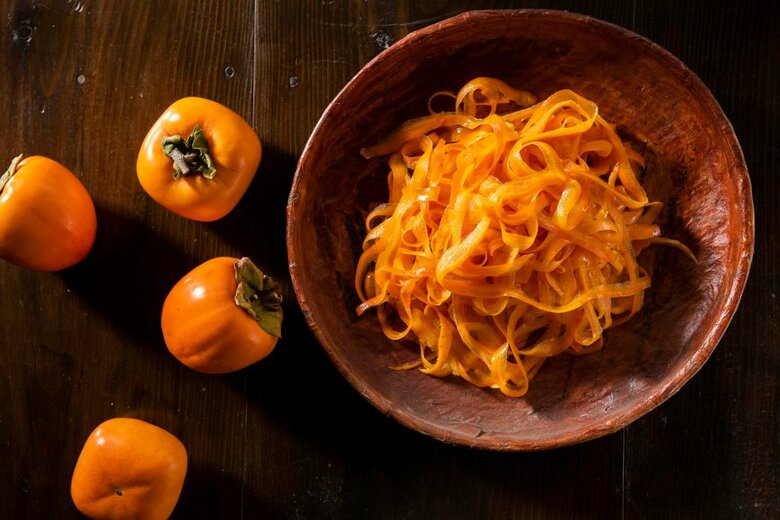 福島県の特産品、あんぽ柿の生産過程で廃棄される柿の皮を商品の原料に使用