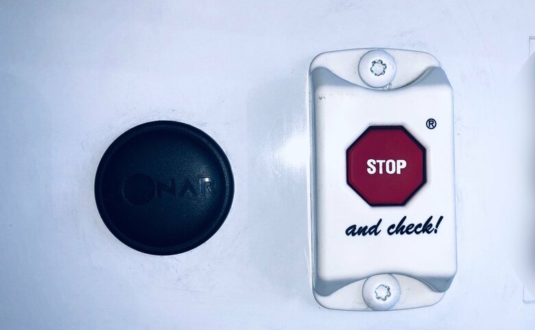 車内の後ろに設置されている赤いボタン。こちらを押さないと、警報が鳴りだす