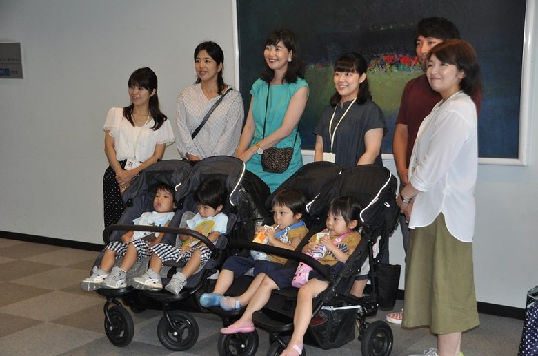 教室終了後、記念撮影をする「ツインズエイド」のメンバー