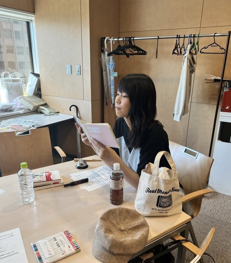 著書の執筆作業を進める紺野さん