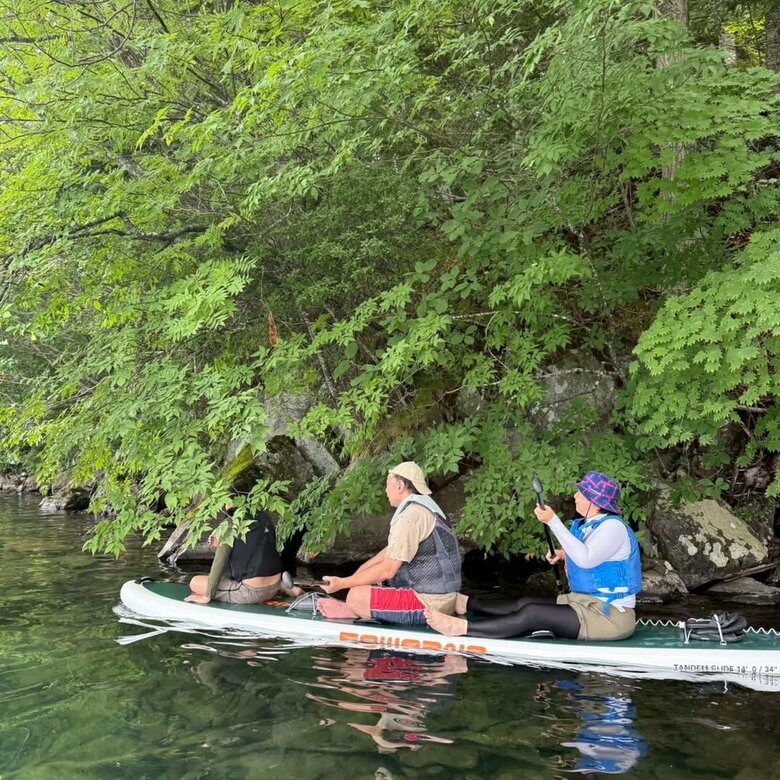 北海道、和琴半島の屈斜路湖にて家族旅行でサップを楽しむ