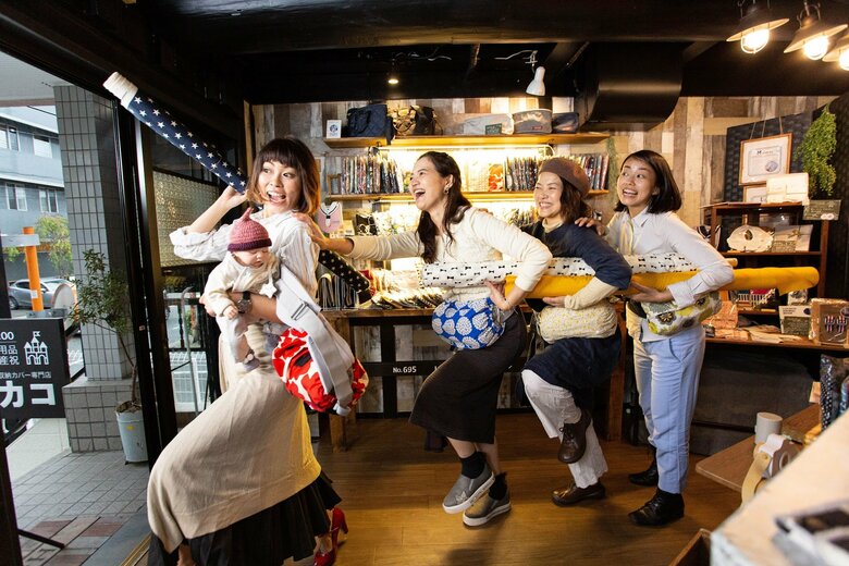 仙田さんを先頭にみんなで楽しみながらカバー作りに励んだ