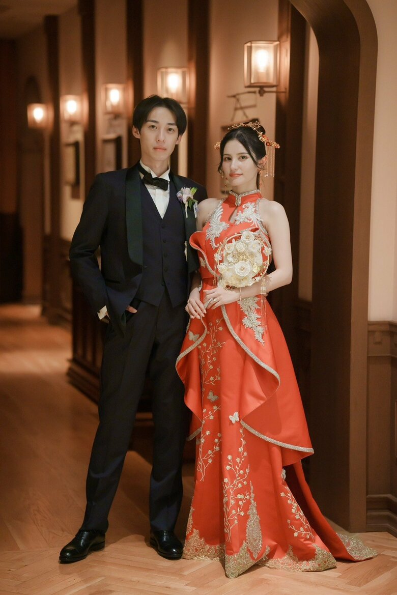 夫と結婚式にて。真っ赤なドレスが素敵です