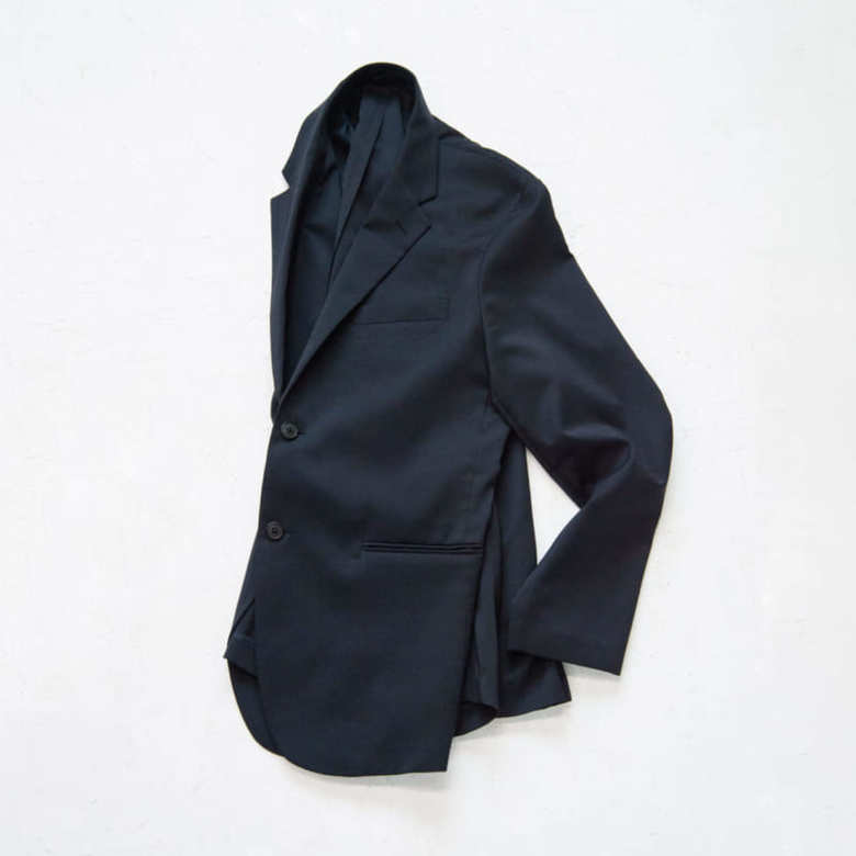 「UNIQLO」のメンズジャケット。「一枚仕立てで軽やかに着られるジャケットは春夏にあると便利です」（山本さん）