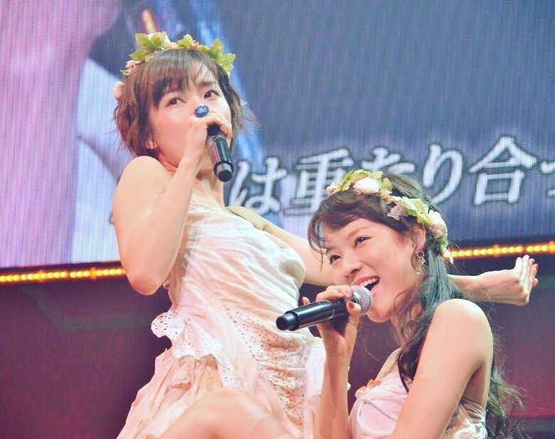 SDN48時代の奈津子さん（写真右下）、双子の妹の亜希子さん（写真左上）