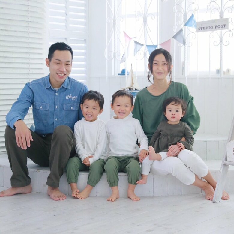 ナカラル代表の関原さんご家族。双子の長男、次男、長女の3人のお子さんがいる