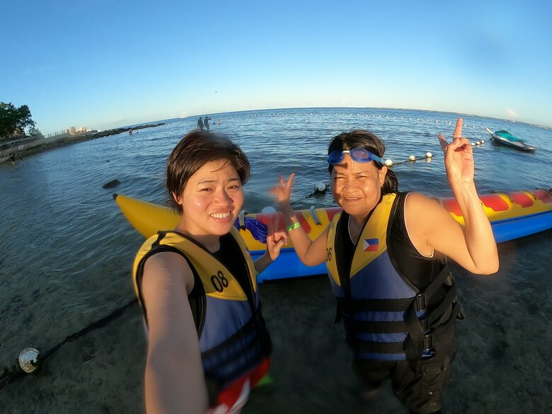 「千鳥の鬼レンチャン」にて10連チャン達成の賞金を使って訪れたフィリピンでマリンスポーツを楽しむハリウさん親子