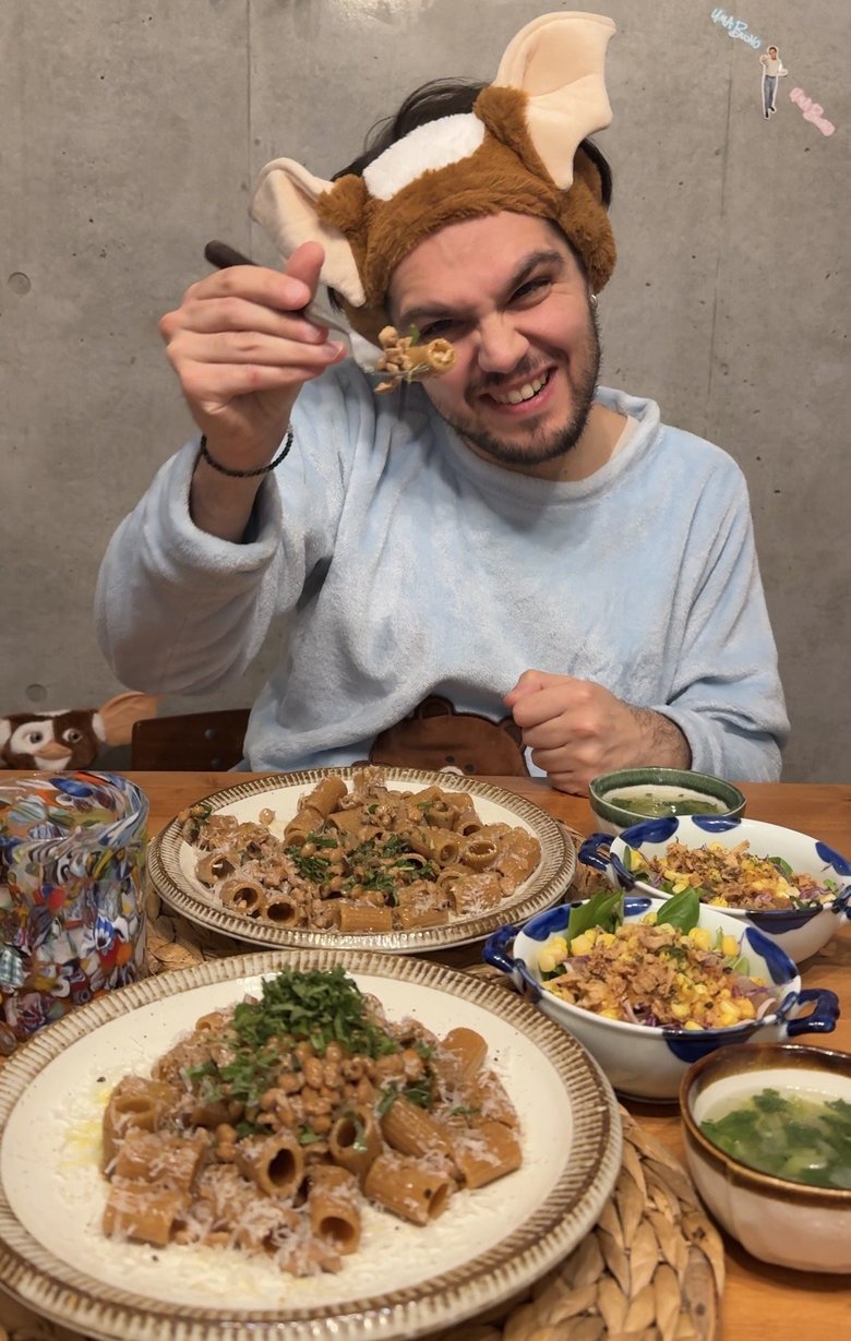 大好物の納豆パスタを食べるニコぷさん