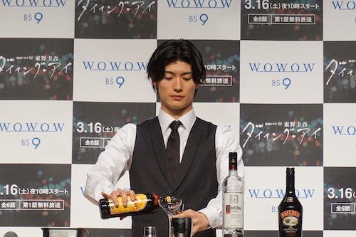 「見つめられると緊張する！」と話しながらも余裕を感じる三浦さん