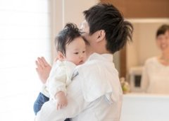 「泣いている子供を抱っこしない夫」に妻たちの不満の声
