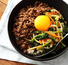 ビビンバ丼レシピ「パンチの効いた肉みそで野菜もたっぷり」