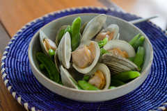 春まっさかりの白蛤とスナップえんどうの酒蒸し