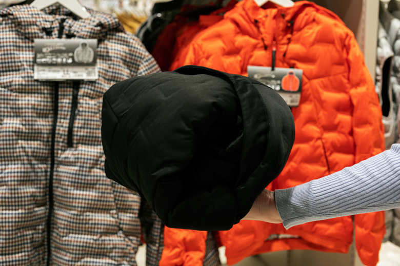 ワークマン女子 エアロストレッチアルティメットフーデットパーカーを畳んだ状態