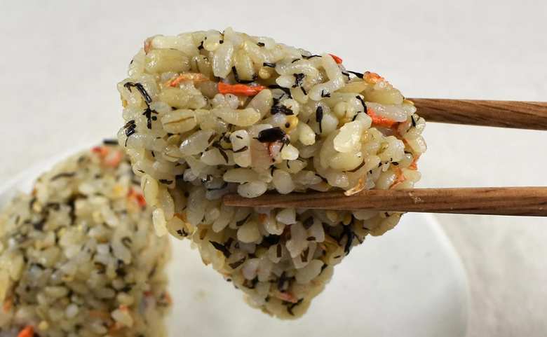 ナチュラルローソンのおすすめおにぎり「もち麦入り三陸産アカモクのだしおにぎり」の実物画像