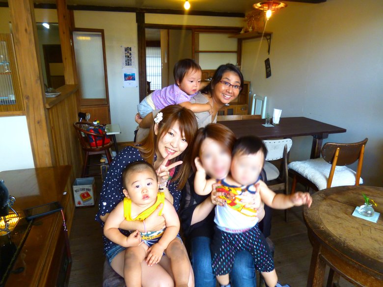 産前産後の女性たちと笑顔で一緒に過ごす佐藤さん（後列）