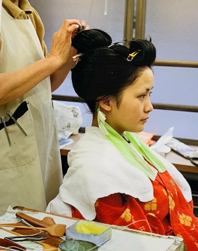舞妓時代の髪結い中のMOEさん。舞妓は地毛、芸妓はかつらを使用