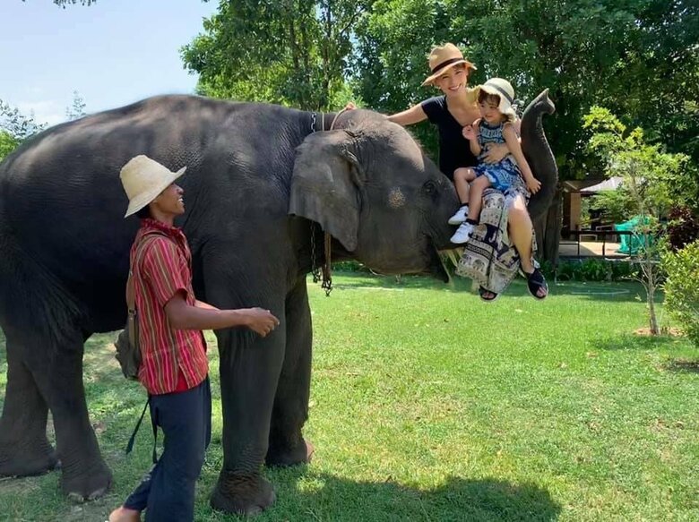 お見事！タイでゾウの鼻に乗る中村さんと娘
