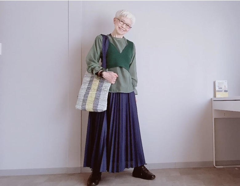 ブラウス・ベスト／しまむら、スカート／ワークマン、トートバッグ／イケア