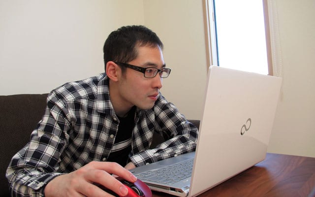 執筆する東田さん