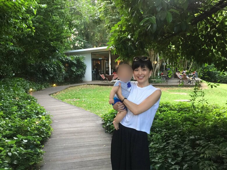フジテレビ退職後、6年間生活していたシンガポールで長男を抱っこする中野さん
