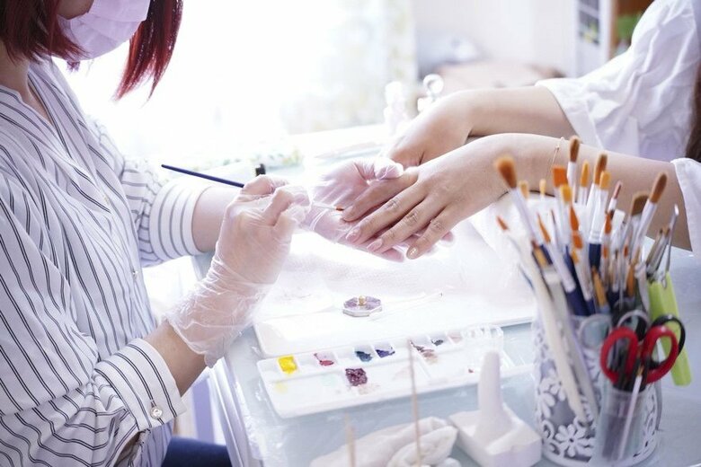 塗料を使用し、お客様に合わせて肌の色を調合する