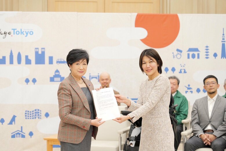 バリアフリートイレ普及活動も行い、小池百合子東京都知事と会合