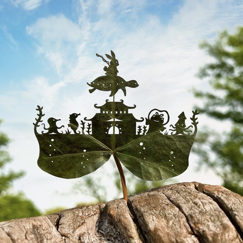 「さあ、竜宮城に着きましたよ」／リト@葉っぱ切り絵Instagramより