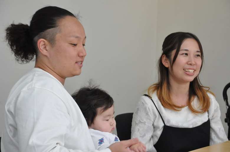 長男をあやしながら話す小森一将さん・まりえさん