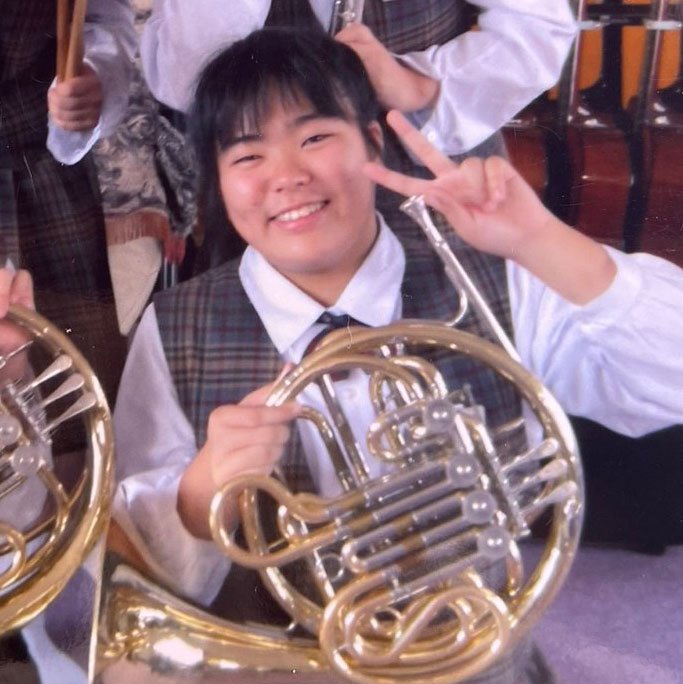 中学時代、吹奏楽部のメンバーと撮影