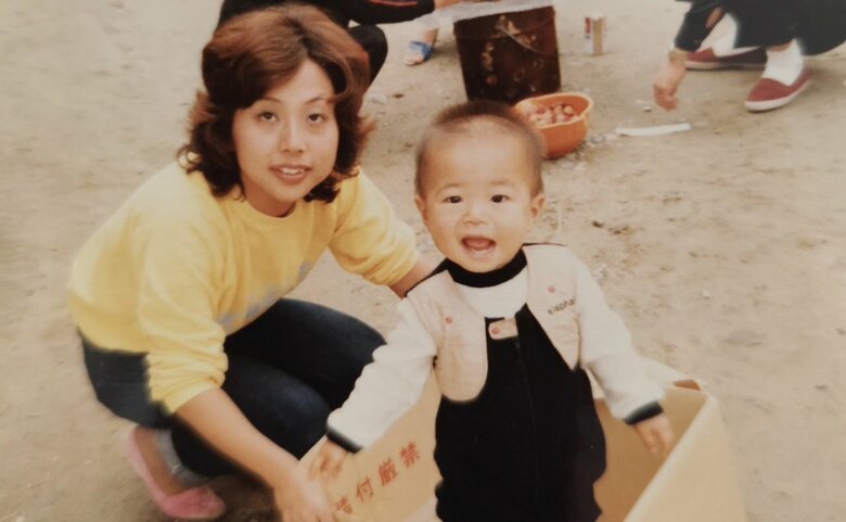 幼少期の中山さんと、母親のアケミさん