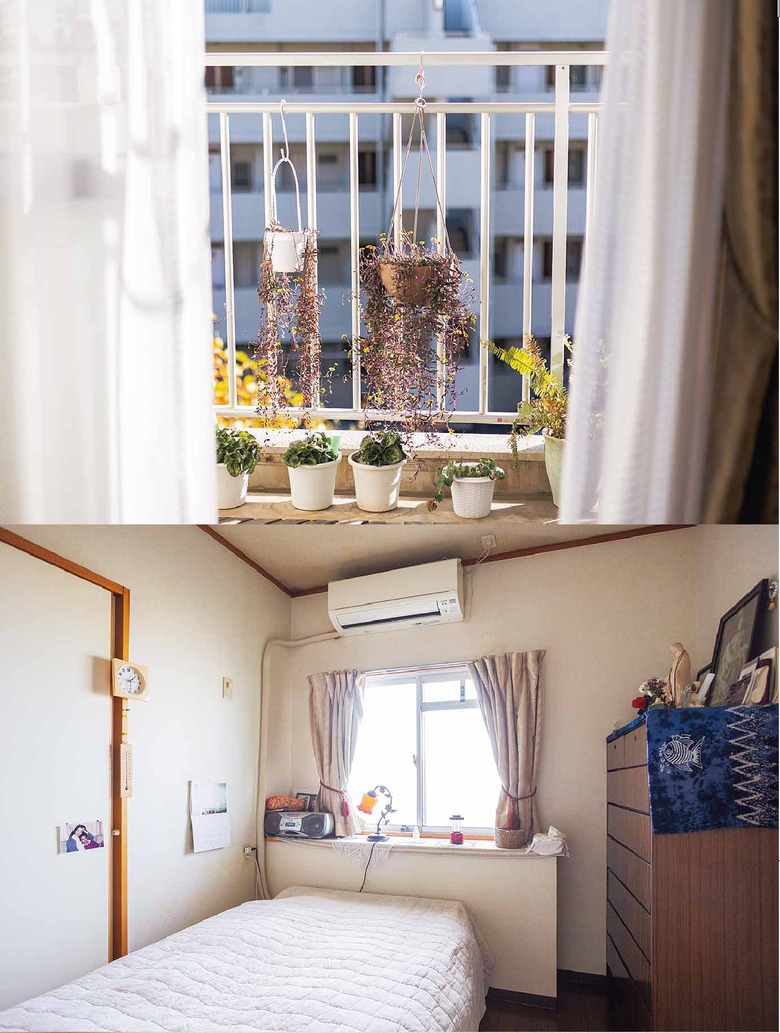 今の団地に引っ越してきて二十数年、少しずつ不要なモノを手放して、自分らしい空間に。上：ベランダには、植物がすくすくと。下：寝室は寝るための場所と決めているため、日中はほぼ使っていない。だからこそ、行くだけで自然と眠くなるそう
