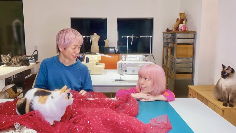 服を作る夫さんや猫たちと一緒に