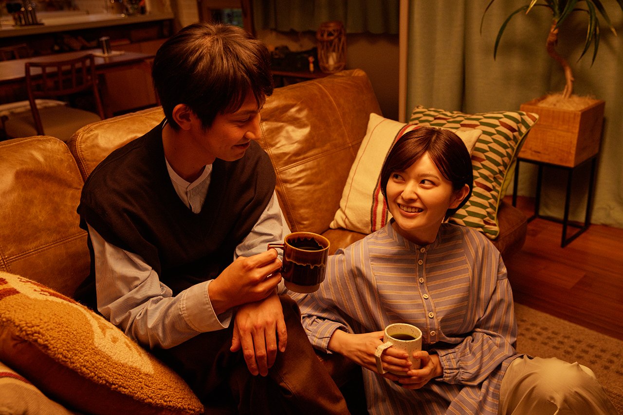 夜にくつろいでいる夫婦のイメージ