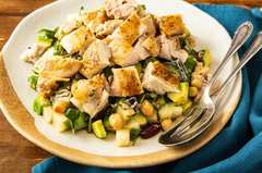 チョップドサラダのレシピ「皮目パリパリのグリルドチキンで主役級のおかず」