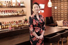 親がギャンブル依存症で一家離散も 昼スナックを営む女性の半生「どんな仕事をしていても生きていける」