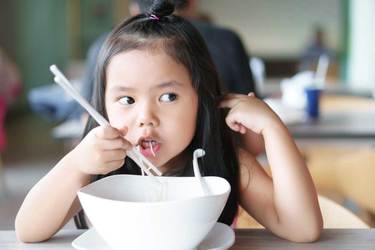 子供のお箸の練習はいつから始める？開始時期の目安や保育園事情など