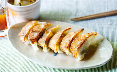 よしお兄さん家の自家製餃子に「それ入れると美味しいですよね！」