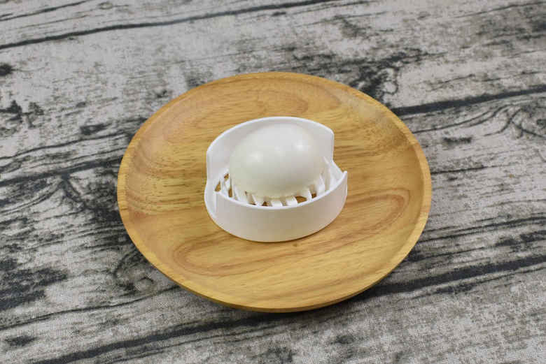 セリアのおすすめキッチン用品「3way卵切り器」の使用中画像2