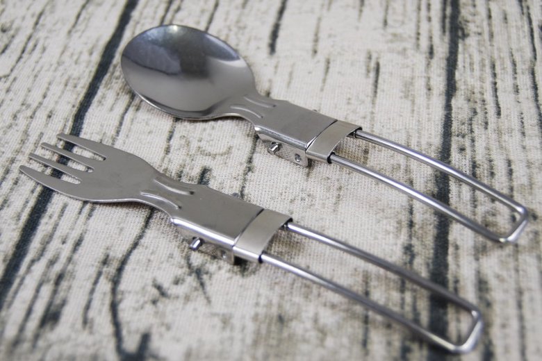 セリアのおすすめキッチン用品「折りたたみフォーク＆スプーン」の商品画像02