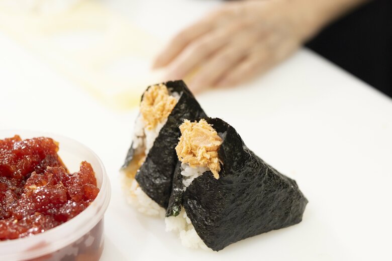 完成したおにぎり。ご飯はふわっと優しく口のなかでほどける