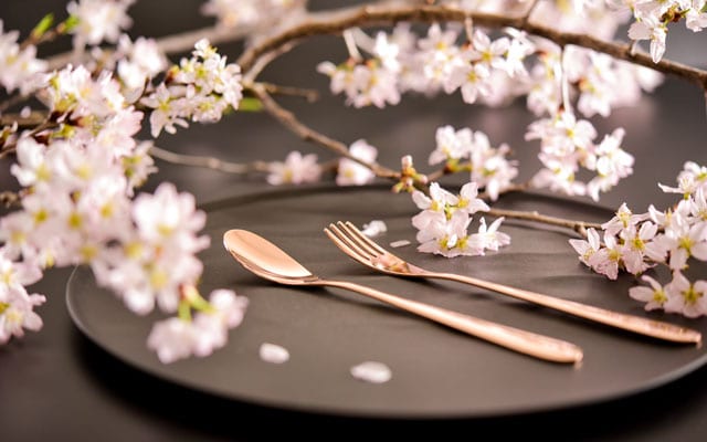 ギフトとして好評なピンクゴールドのカトラリー「月見桜」シリーズ