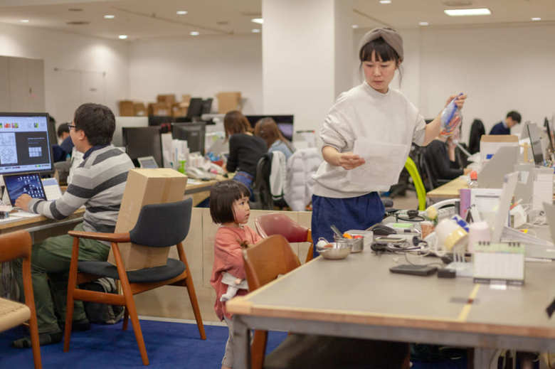 子どものめんどうは自分でみる、がルール。※本文中の女性スタッフとは関係ありません。