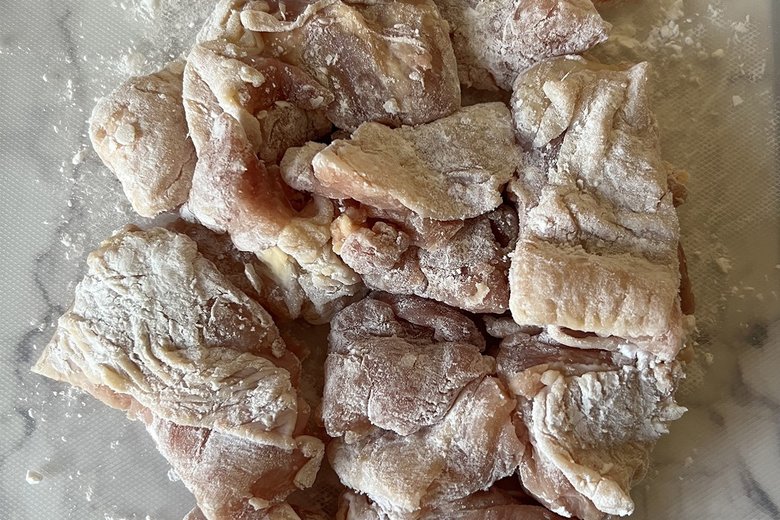 【作り方2】鶏肉に片栗粉をまぶす