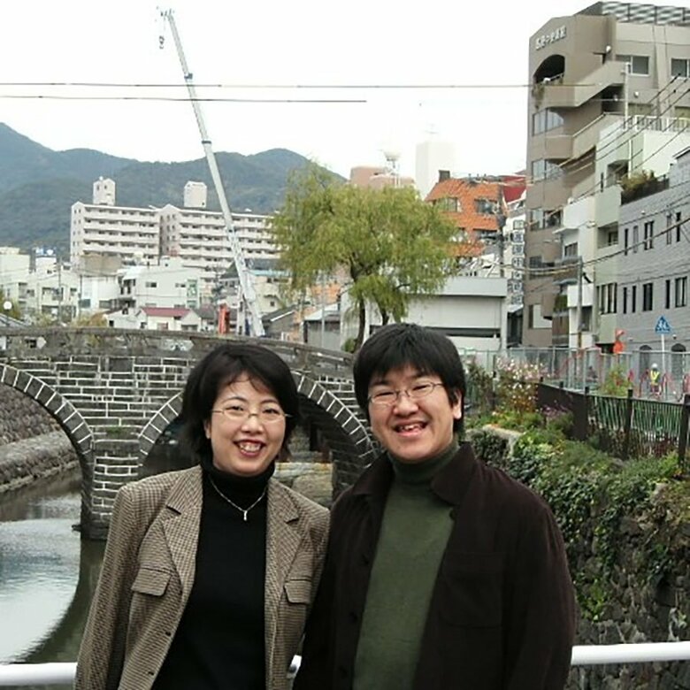 2004年、長崎の知人に会いにいったとき、日本三名橋の一つ眼鏡橋をバックに