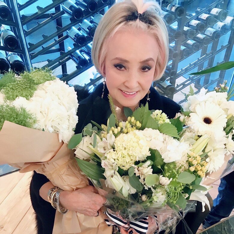 83歳のお誕生日に。プレゼントされたたくさんの花束を抱える禧代子さん