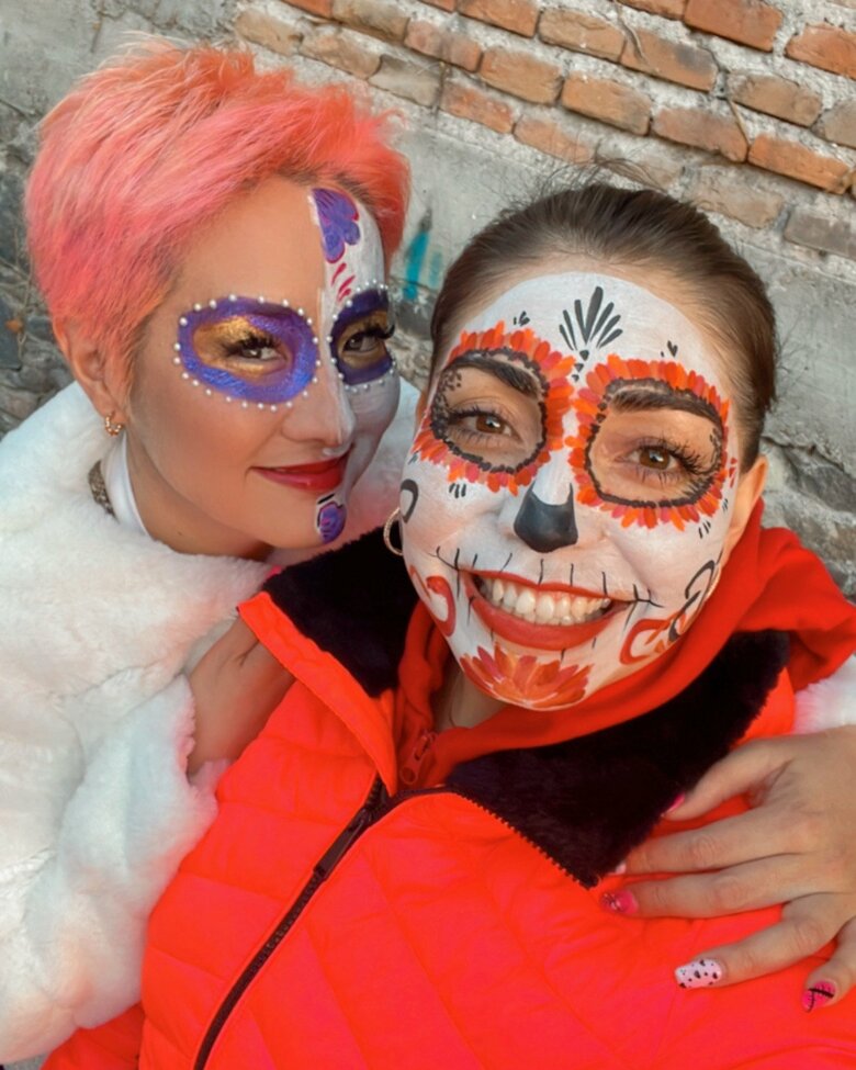 現在、生活しているメキシコの「死者の日」に友人とフェイスペイントをした希良梨さん（写真左）