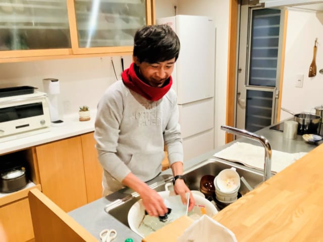 食器を洗うぢぇぃさん