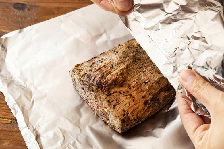 フライパンにオリーブオイルを入れて中火で熱し、②を入れる。各面(6面)を2分ずつ焼き、最後に一番面積が広い面を下にして弱火で2分焼く。全体が焼けたら二重にしたアルミホイルで包み、さらに布巾などで包んで、できれば温かいところで約1時間休ませる。