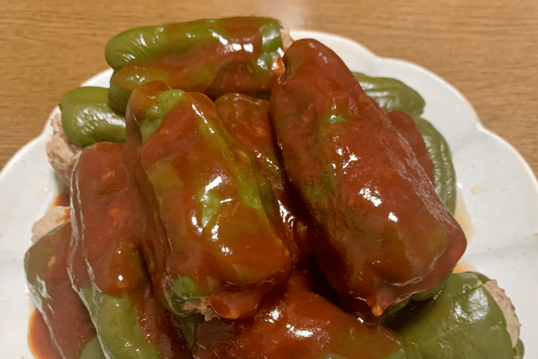 【作り方4】ケチャップと中濃ソースを3対1で混ぜ、ピーマンに回しかける